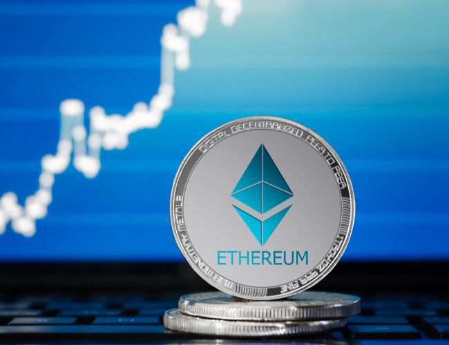 ارتفاع سعر الإيثريوم وسط التحديات: هل سيكسر ETH حاجز 3200 دولار؟