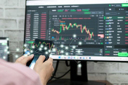 سعر إيثينا ينخفض بينما كايا وشبكة أكاش ترتفعان: اكتشف الأسباب الآن!